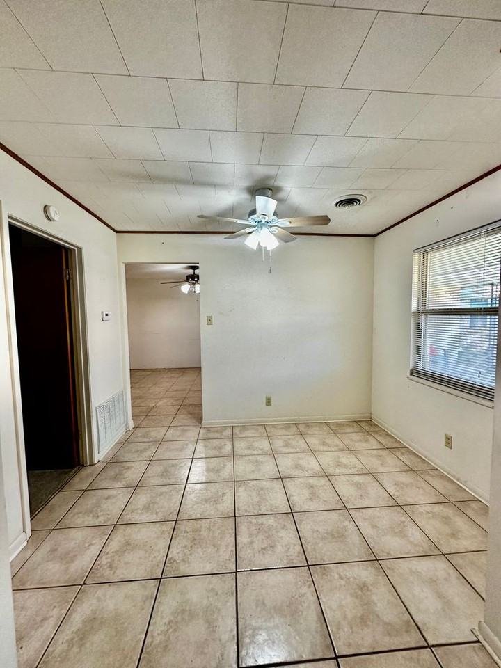 903 Lois St - Photo 4 of 7