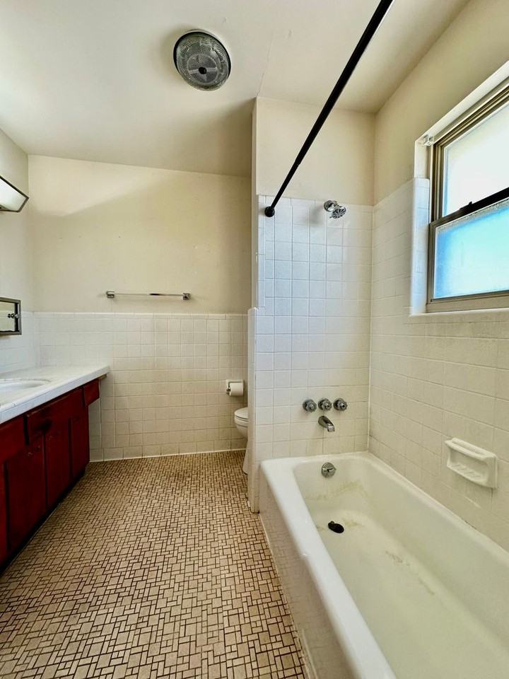 903 Lois St - Photo 7 of 7