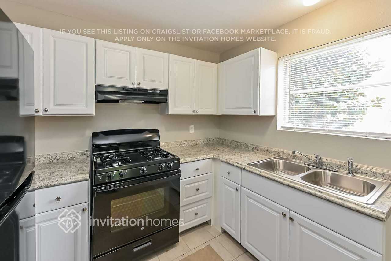 8703 Saratoga Forest Drive - Photo 7 of 16