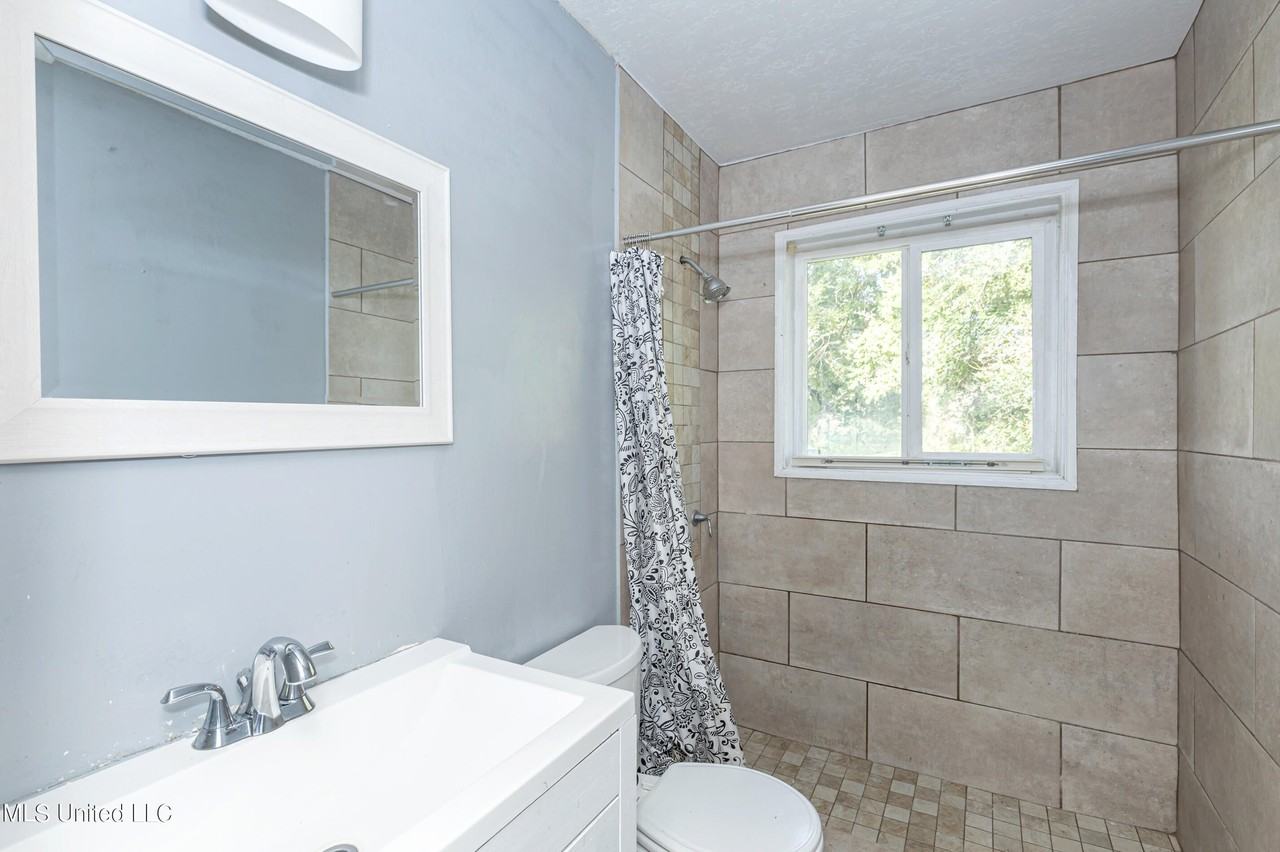 3306 Whitmore St - Photo 5 of 44