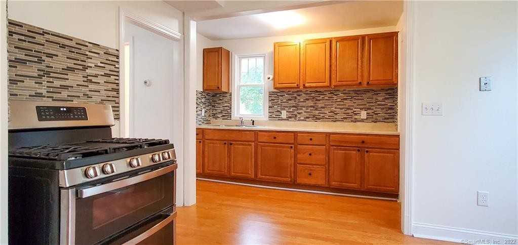 105 Manhattan Ave - Photo 3 of 7