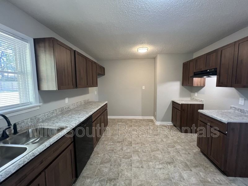 196 Jeanne Dr - Photo 3 of 12