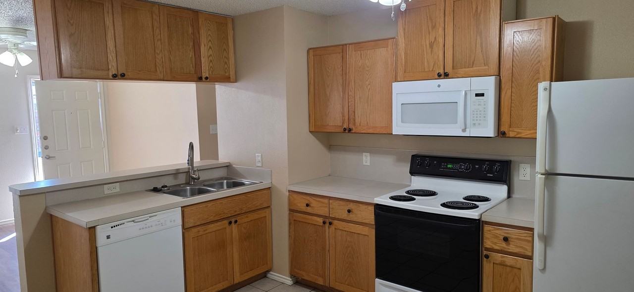 Autumn Ridge 2 BR/2 BA - Photo 5 of 37