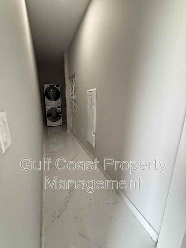 2052 Ne 18th Ter - Photo 4 of 27