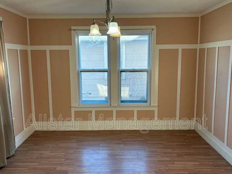 1135 W 12th St - Photo 3 of 11