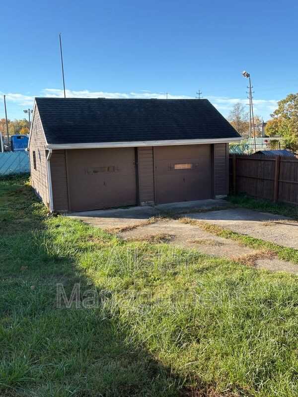 1135 W 12th St - Photo 4 of 11