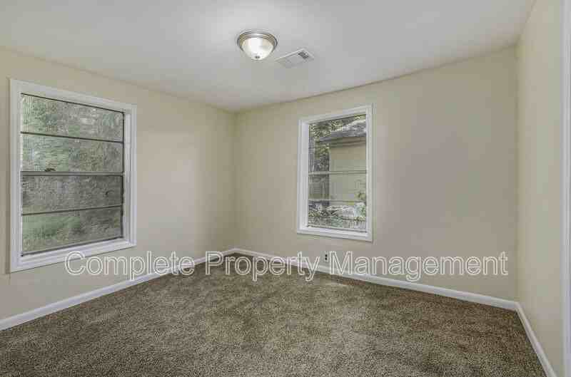 18 Center St - Photo 4 of 11