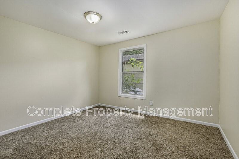 18 Center St - Photo 5 of 11