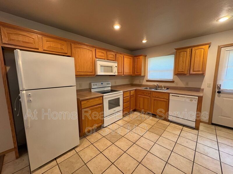 1534 E Kerr St - Photo 2 of 11