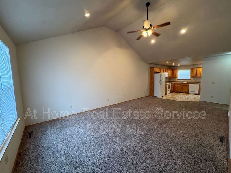 1534 E Kerr St - Photo 5 of 11