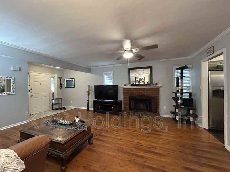 1275 Hillock Xing - Photo 3 of 14