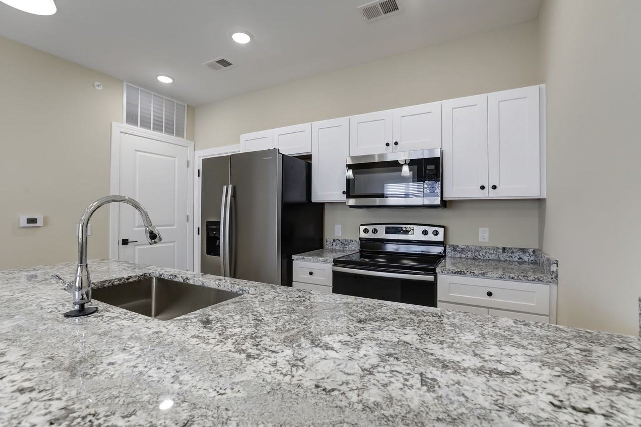 305 W Clark St - Photo 3 of 50