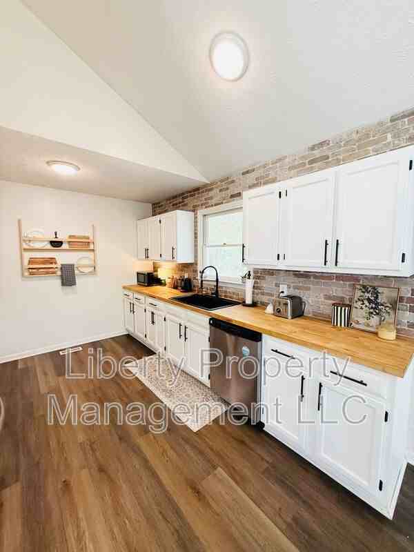 132 Windsor Ln - Photo 2 of 23