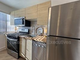 featured image of 824 E 10th St