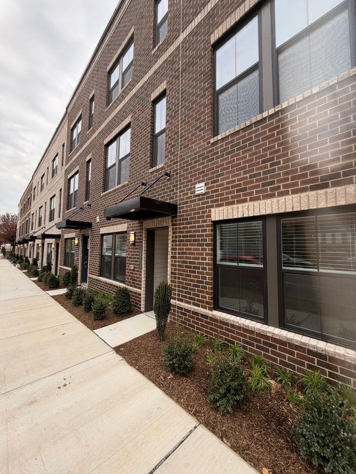 1817 Guilford Ave - Photo 5 of 26