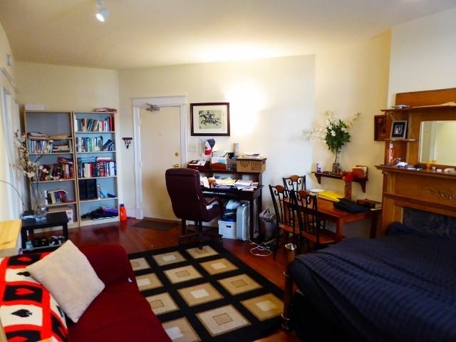 1685 Crescent Place NW - Photo 4 of 32