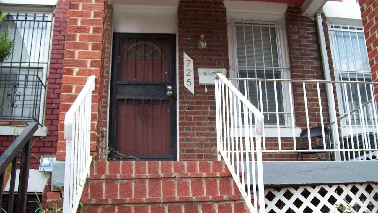 725 Fairmont St NW - Photo 5 of 32