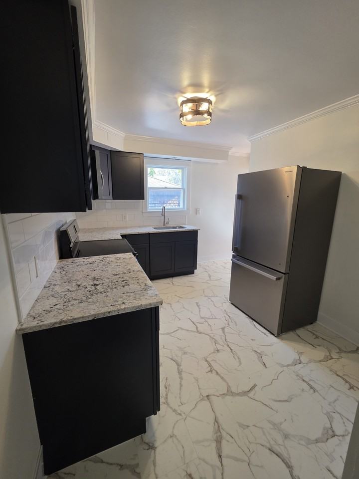 355 W Saint Clair St - Photo 7 of 15