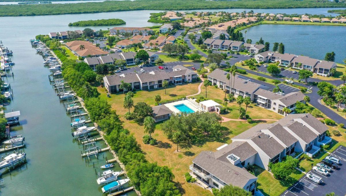 3209 S Lakeview Cir - Photo 2 of 12