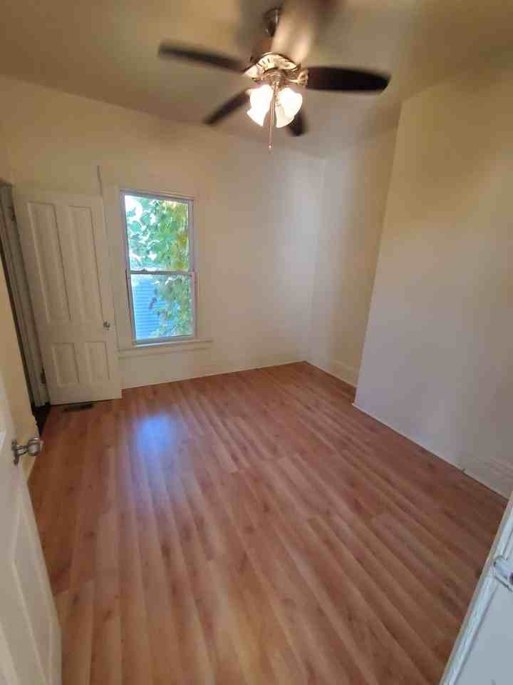 1028 Davis Pl - Photo 7 of 10