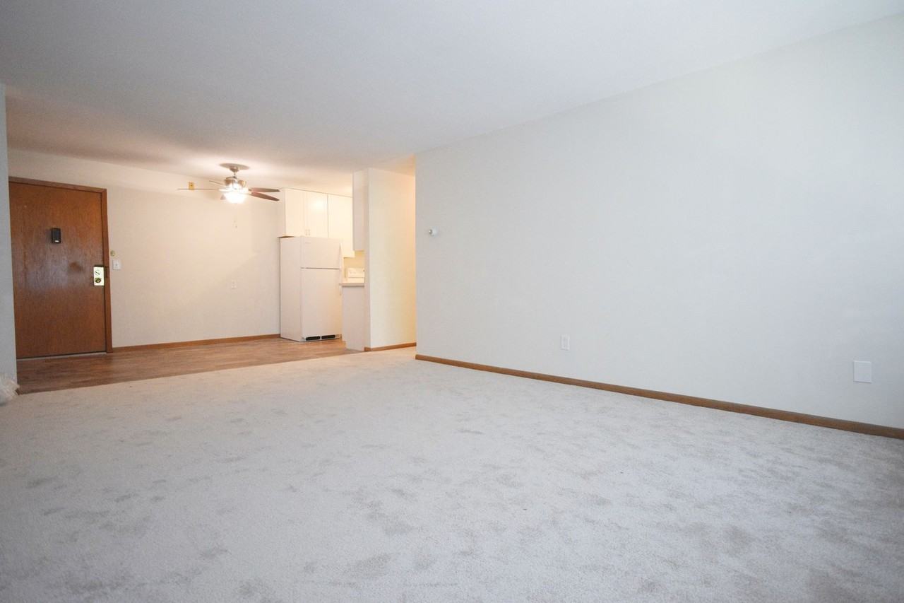 2509 Dupont Ave S - Photo 4 of 15