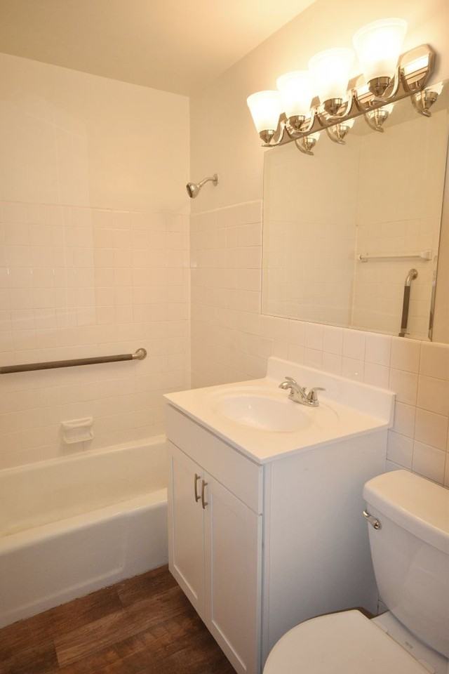 2509 Dupont Ave S - Photo 6 of 15