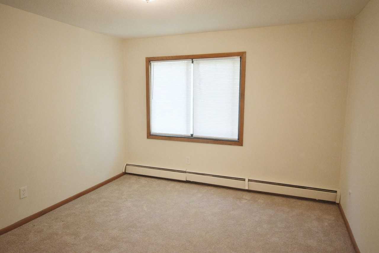 2509 Dupont Ave S - Photo 7 of 15