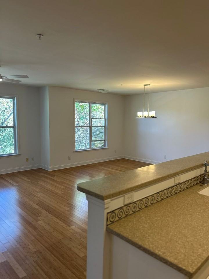 1000 E Woodlawn Rd - Photo 4 of 8