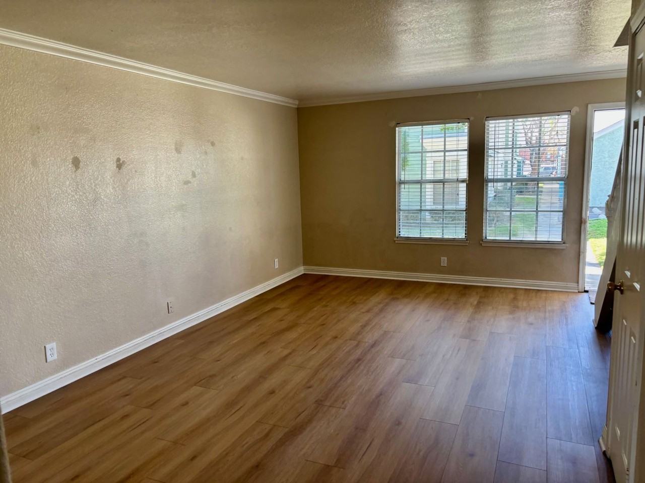 5640 Riverside Drive - Photo 5 of 18