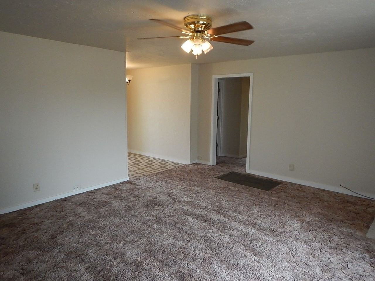 1070 Ne Allen Ave - Photo 3 of 21