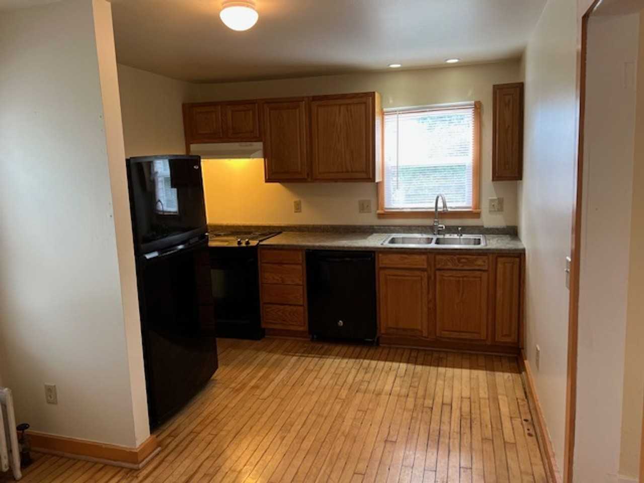 366 E Lakeside St - Photo 3 of 12