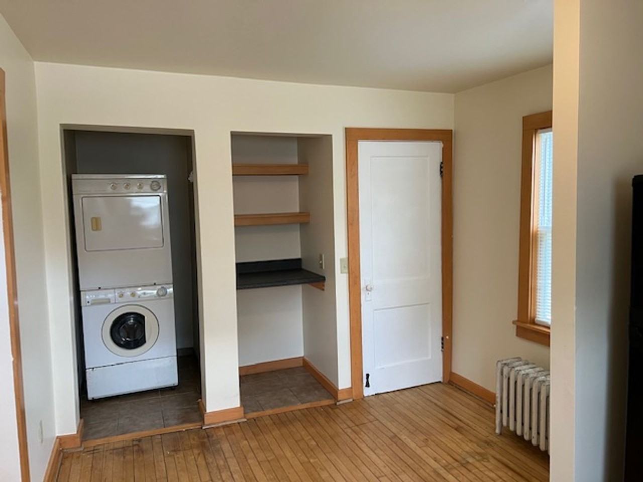 366 E Lakeside St - Photo 4 of 12