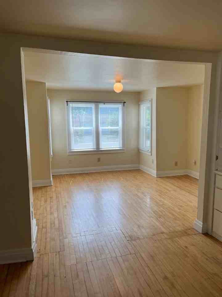 366 E Lakeside St - Photo 6 of 12