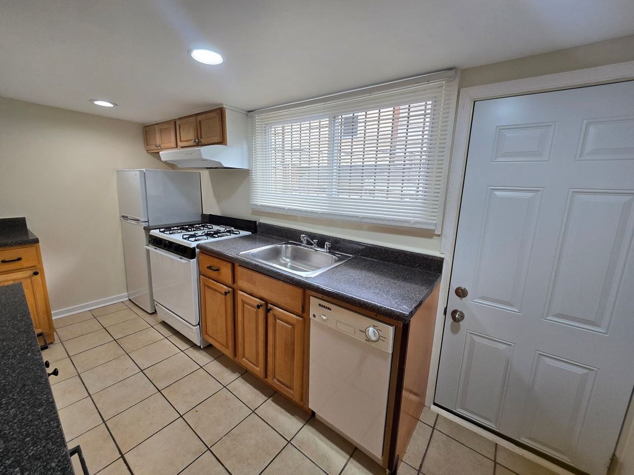 1729 North Dover Street - Photo 7 of 29