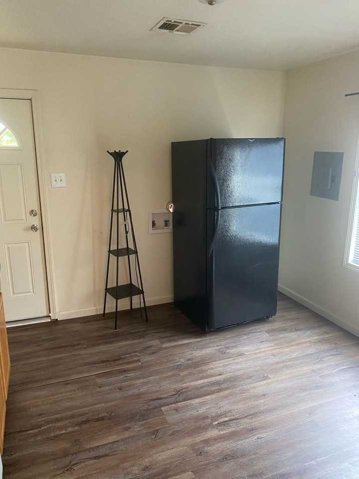 1922 9th St - Photo 3 of 5