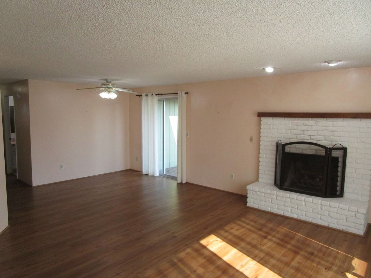 579 Se Knowledge St - Photo 2 of 15