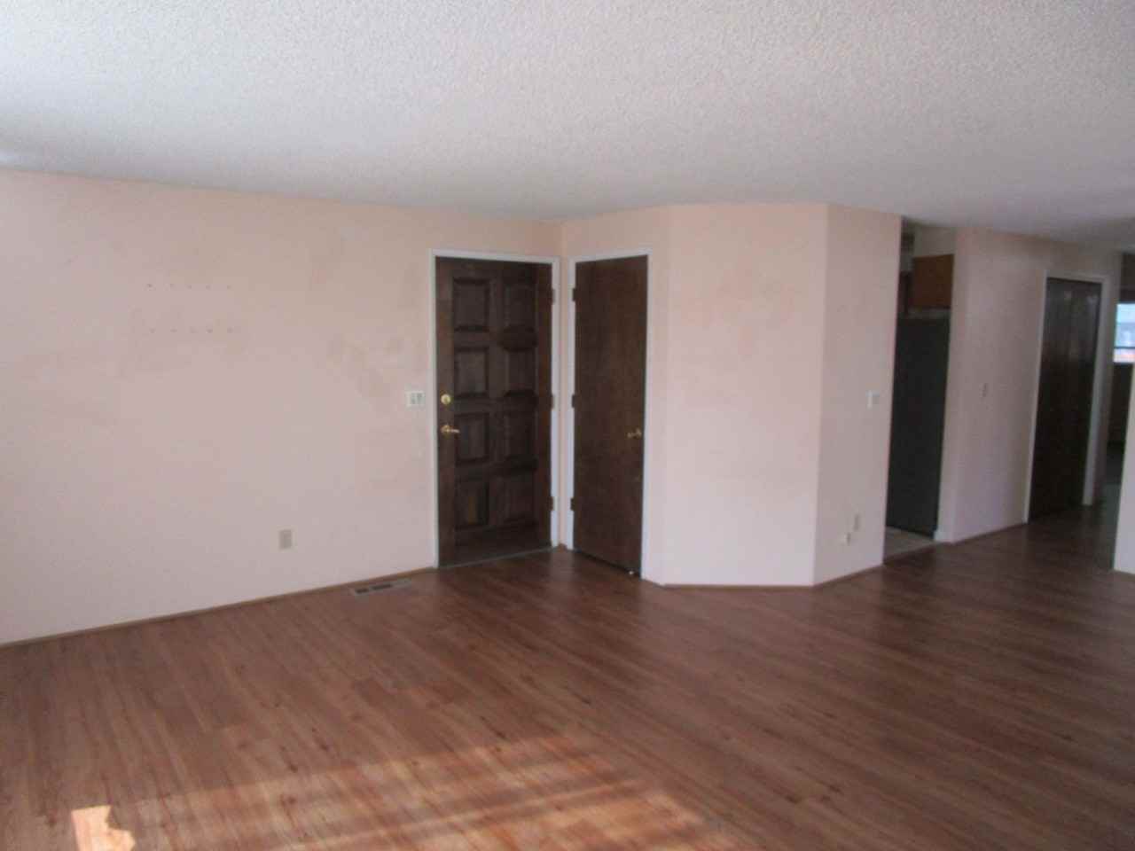 579 Se Knowledge St - Photo 3 of 15