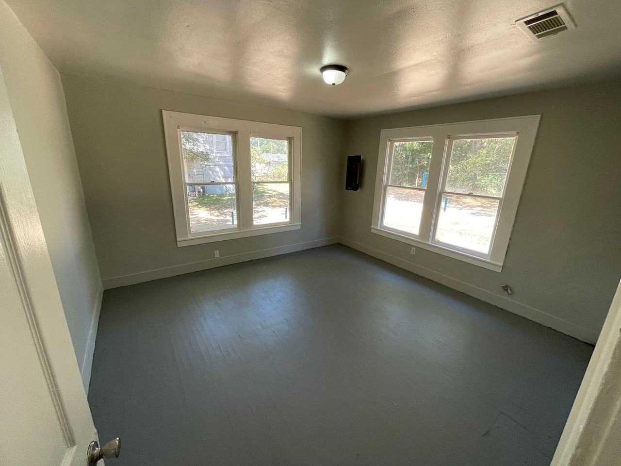 2630 Lindholm St - Photo 3 of 11