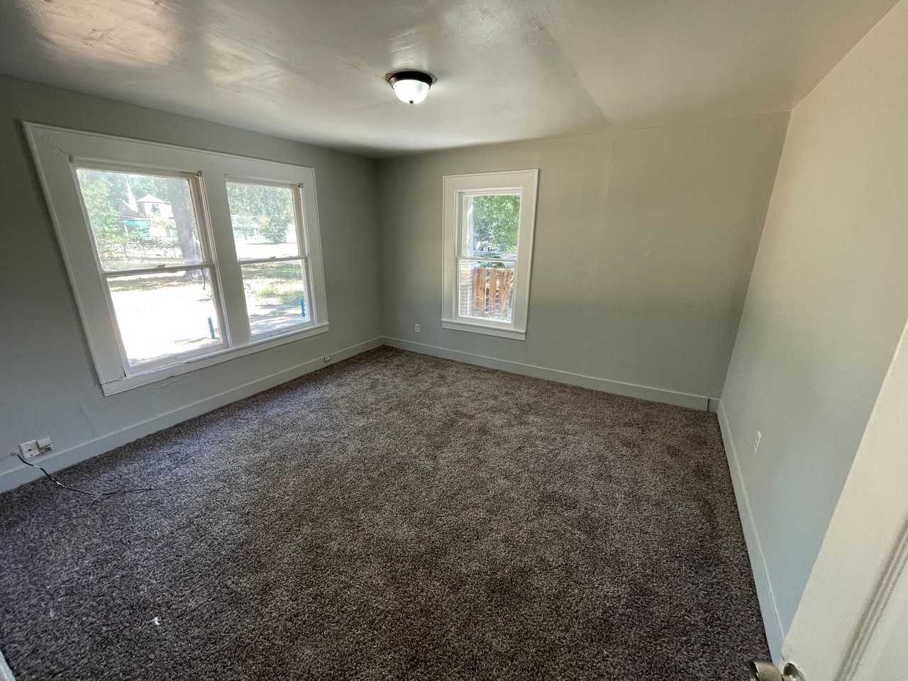 2630 Lindholm St - Photo 4 of 11