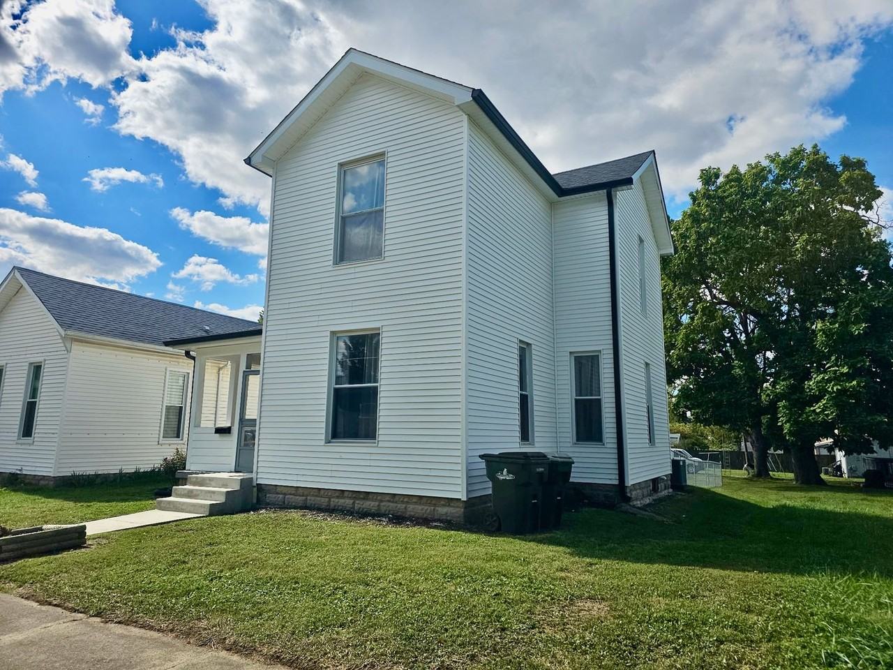 621 N Carver St - Photo 3 of 30