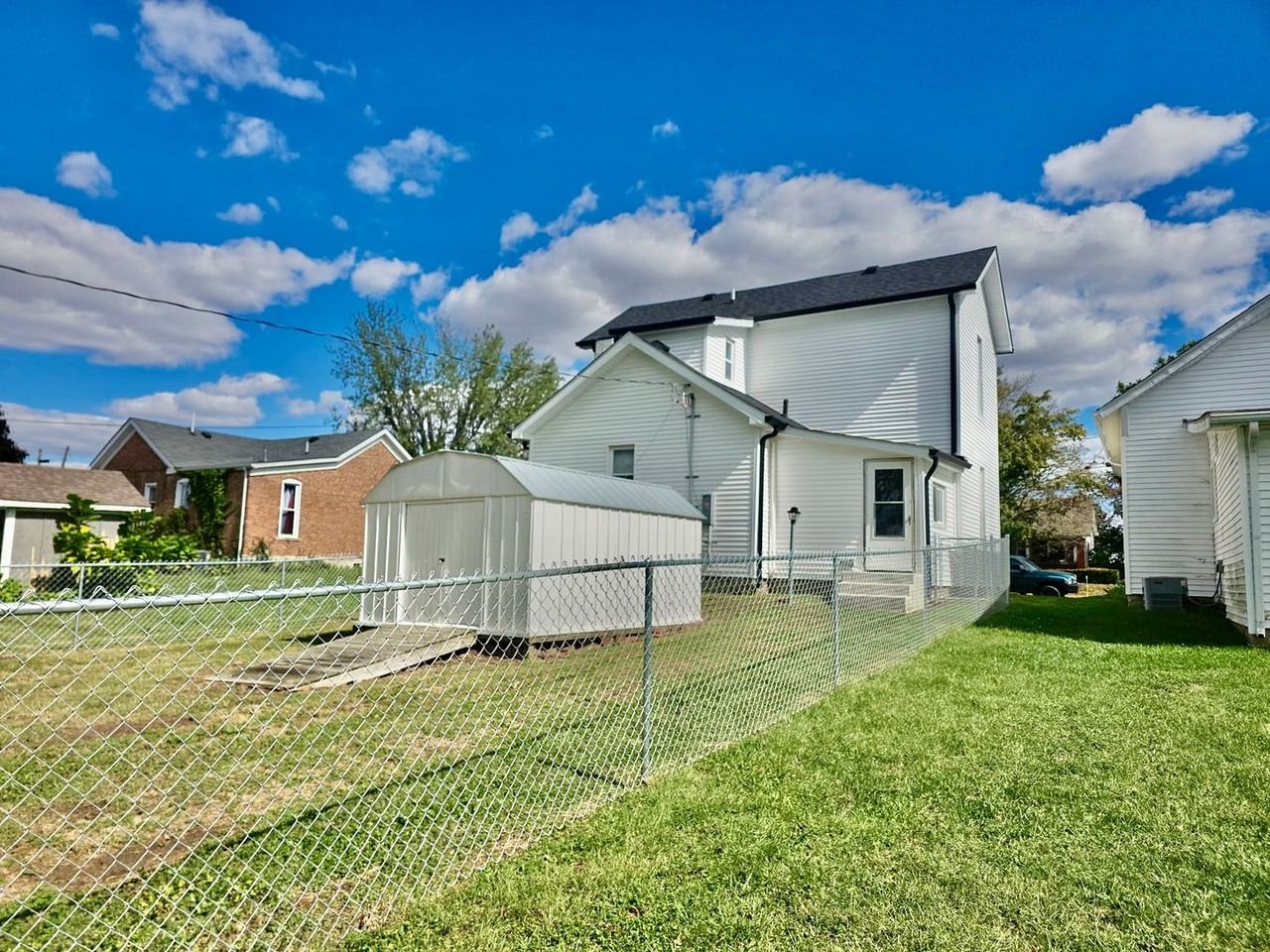 621 N Carver St - Photo 4 of 30