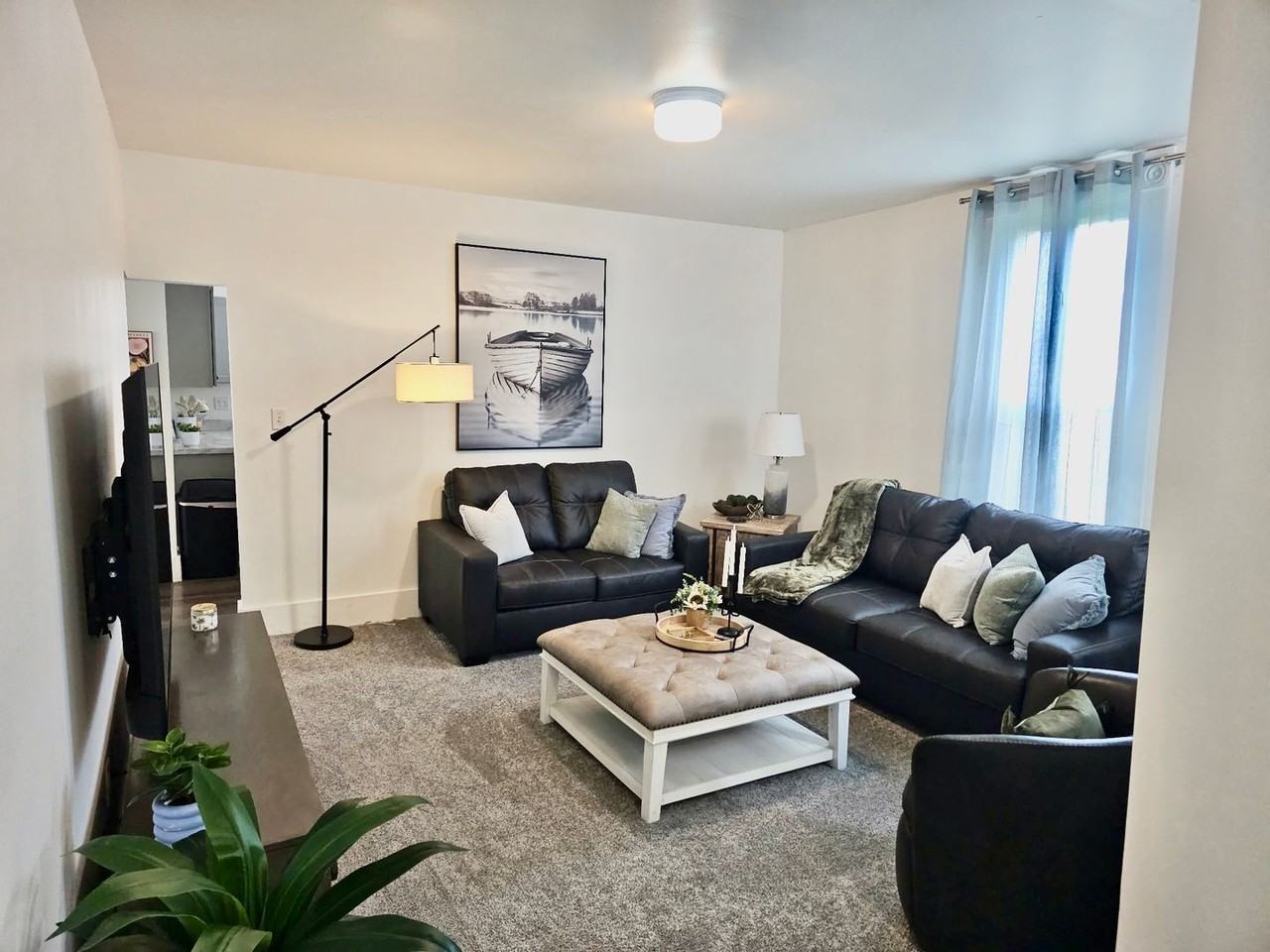 621 N Carver St - Photo 5 of 30