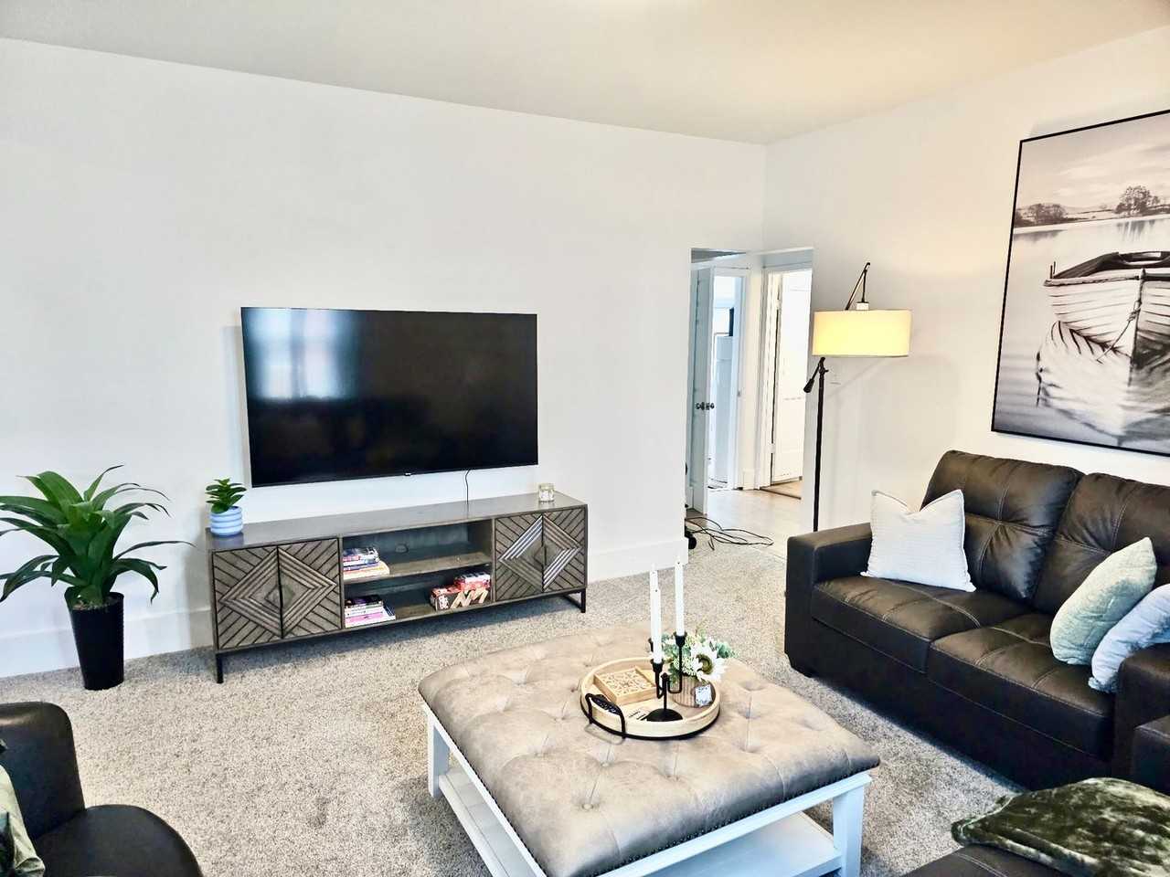 621 N Carver St - Photo 6 of 30