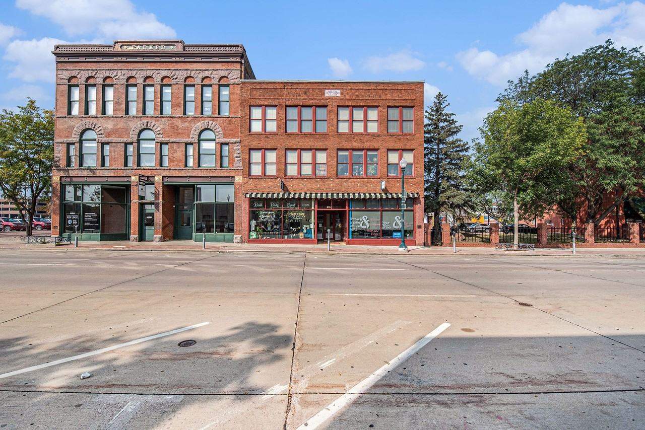 Historic Apartment in the Heart of Downtown Sioux Falls - Photo 4 of 6