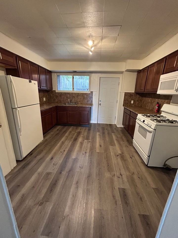 932 Sullivan Street - Photo 4 of 11