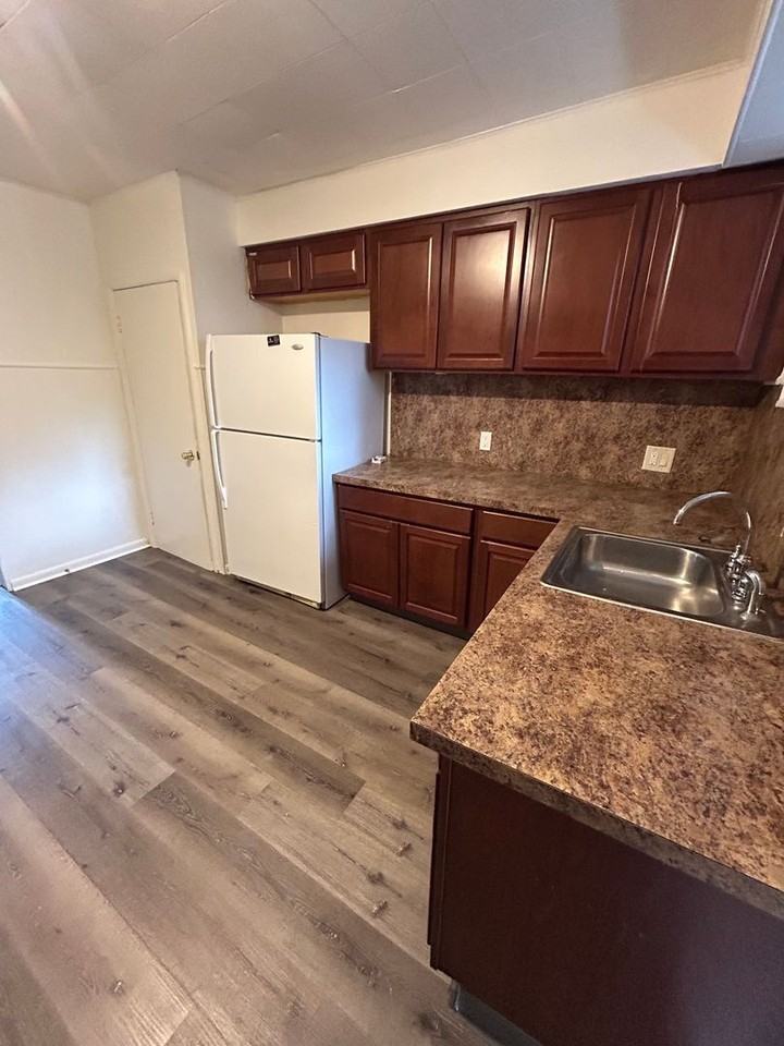 932 Sullivan Street - Photo 5 of 11