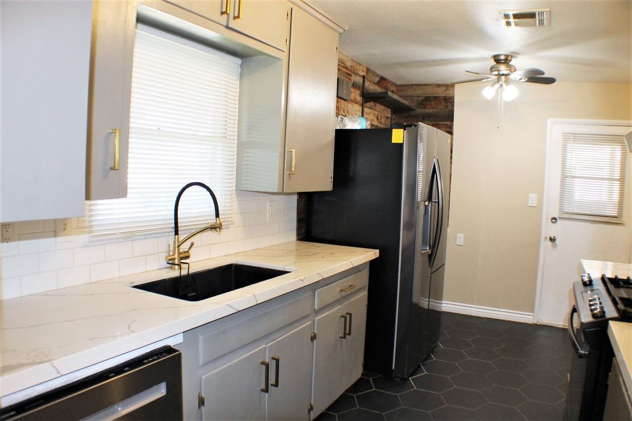 6580 Hillside Avenue - Photo 6 of 26