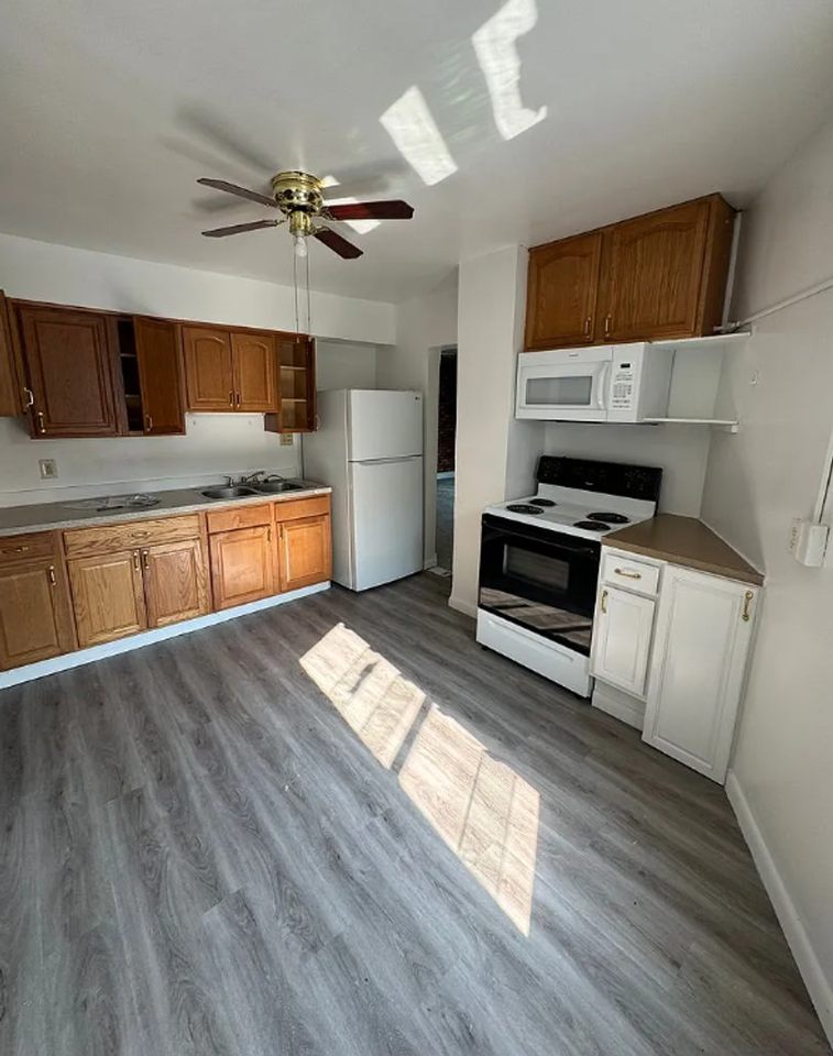 65 E Penn St - Photo 4 of 12