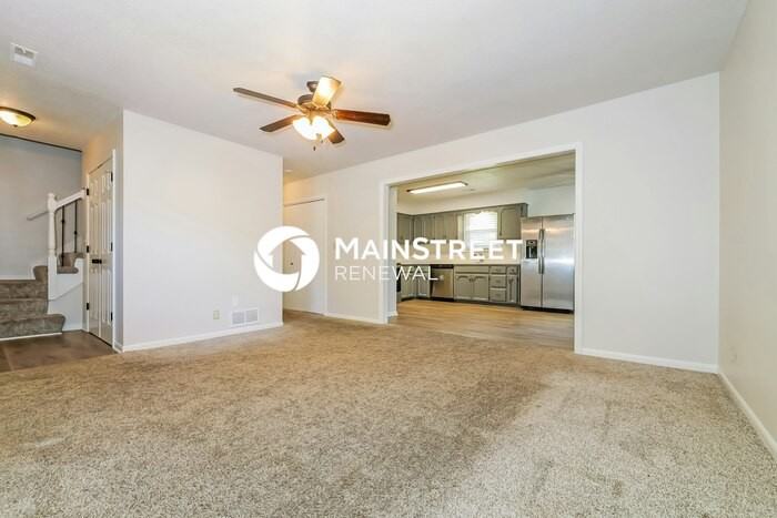 303 E 11th St - Photo 4 of 19