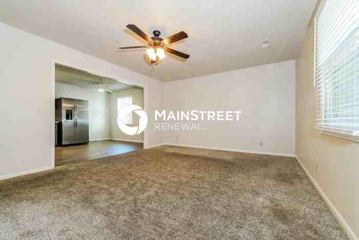 303 E 11th St - Photo 5 of 19